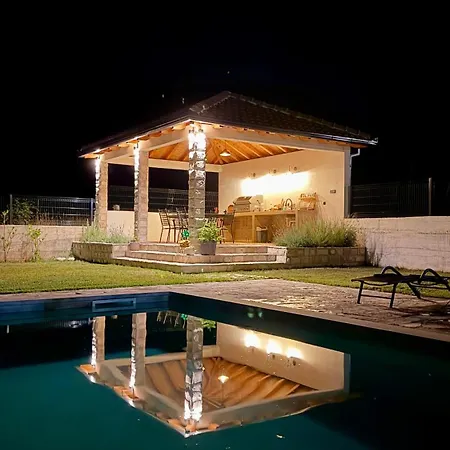 بيت للعطل Riverstone Oasis تريبينيي